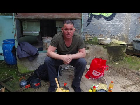 Outdoor Kochen im alten Stahlwerk