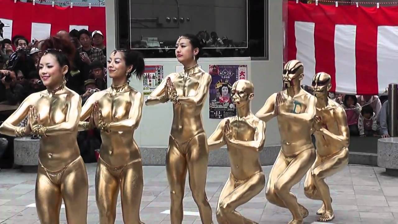 金粉に染まった舞踏——2010年・大須大道町人祭の大駱駝艦