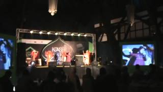 Ayya (Anandya) & teman2 PAS ITB di opening Act Konser 2 Zaman Ebiet G ade