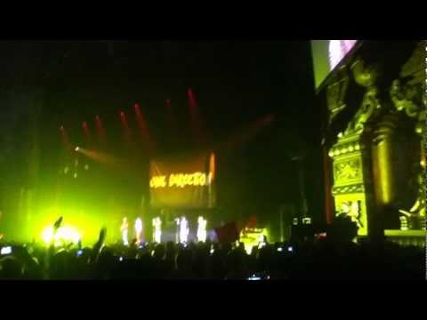 One Direction singing Kings Of Leon Use Somebody live in Detroit at Fox theature.MOV