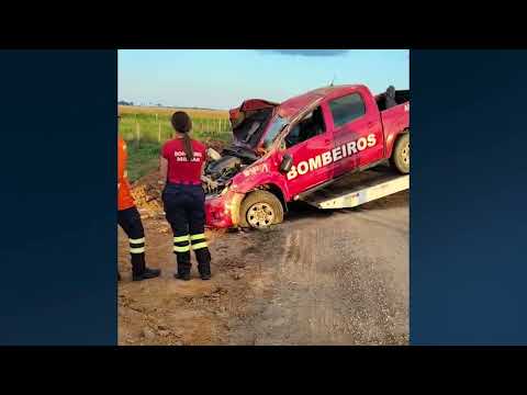 VIATURA DOS BOMBEIROS CAPOTA BOMBEIRA MILITAR PERDE O CONTROLE DA DIREÇÃO E CAPOTA VIATURA NA BR 317