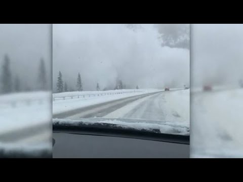 Massive avalanche caught on camera