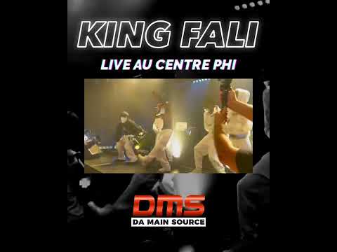 King Fali performance live au Centre Phi.