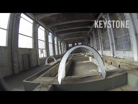 Spektakuläre Flugaufnahmen: Drone-Racing in der Lagerhalle - Drohne - FPV Drone Racing - Go Pro