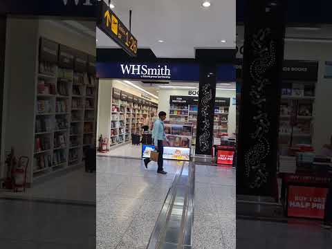 Livros ainda disponíveis no WHSmith - Aeroporto Internacional Indira Gandhi de Nova Delhi, Índia.