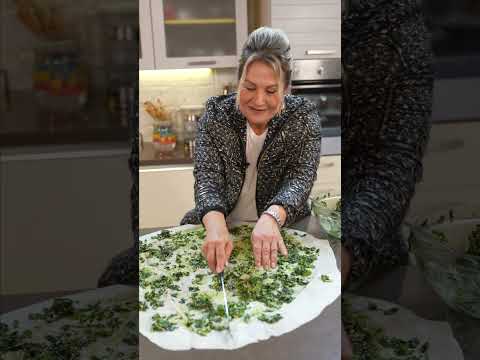 En Pratiğinden Ispanaklı Börek Tarifi!  | Zelinisa  🥬😋#shorts