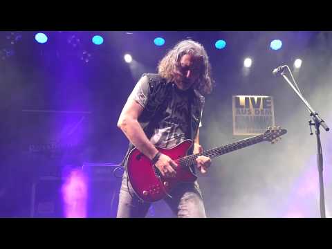 While my guitar gently weeps singt Frank Rohles(Roxxbusters)_ Südbahnhof Frankfurt