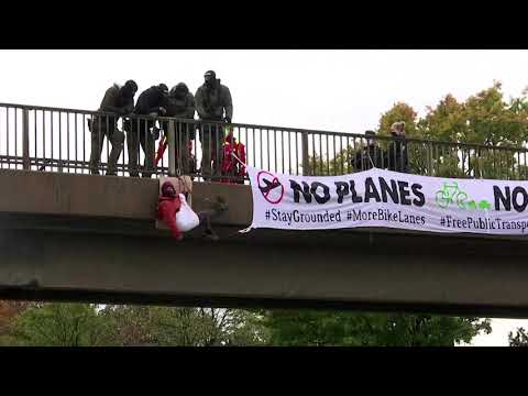 環境保護のためのデモ隊がフランクフルトの交通を停止させる (Environmental protesters halt Frankfurt traffic)