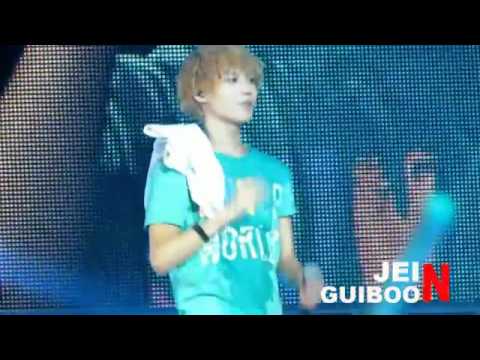 110910 Cute SHINee Taemin making his hair @ SHINee World Concert in Singapore