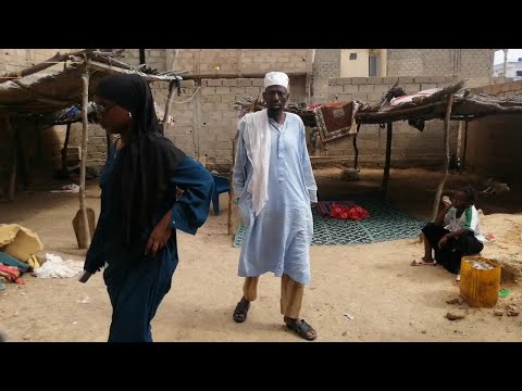 Faty avec les aînés et les maçons au Daara Bakhoum