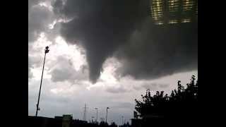 preview picture of video 'Tromba d'aria (tornado) a Trezzo sull'Adda..'