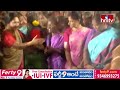 బతుకమ్మ ఆడిన సీతక్క.. | MLA Seethakka Playing Bathukamma | hmtv - Video