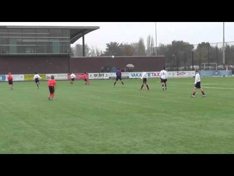 15 nov 2014 VV De Meern D3  - Montfoort D1 beker 2-2 Keeper en lat staan doelpunt Sem in de weg