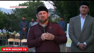 Рамзан Кадыров посетил мемориальное кладбище, на котором покоятся мюриды шейха Кунта-Хаджи Кишиева