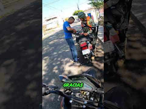 me pararon en el reten y venía de con ellos #bikers #delivery #policia #soldados #shorts