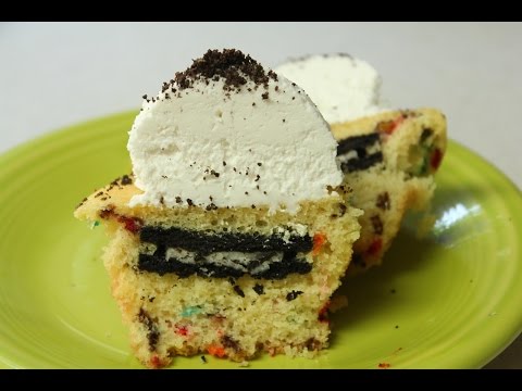 オレオの詰め物ファンフェティカップケーキ (Oreo Stuffed Funfetti Cupcakes)