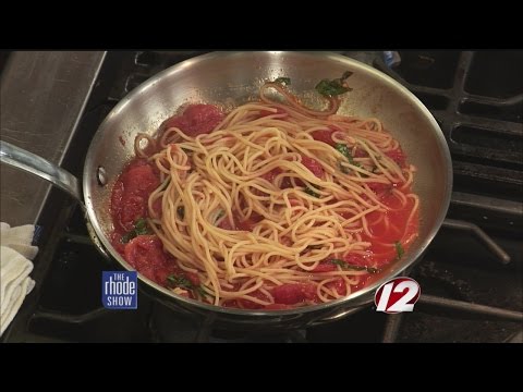 In the Kitchen: Spaghetti al Sugo di Pomodoro