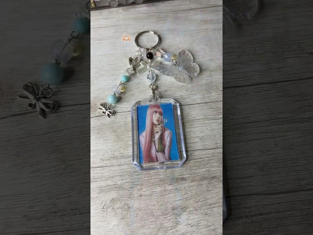 Vídeo relacionado con AYVRUOP BP Llavero,Llaveros de Cartoon,Llavero de Acrílico,Lindo Llaveros de Dibujos Animados,BP Merch,Colgante Mochila,Kpop Merchandise,Artículos para Fans
