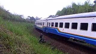 preview picture of video 'Railway : Parahyangan Train passing Sasaksaat Curve'