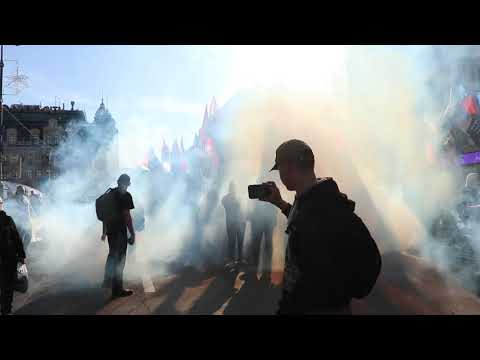 В Киеве на бульваре Шевченко растянули огромный украинский флаг и несут его к Офису Президента