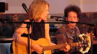 Allison Moorer   Mama Let the Wolf In