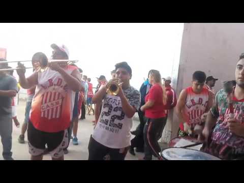 "Entrenado Ala Cancha ... La Banda Del Camión bombo con platiyo , Zurdo y repique ... Ritmo Despacit" Barra: La Banda del Camion • Club: San Martín de Tucumán