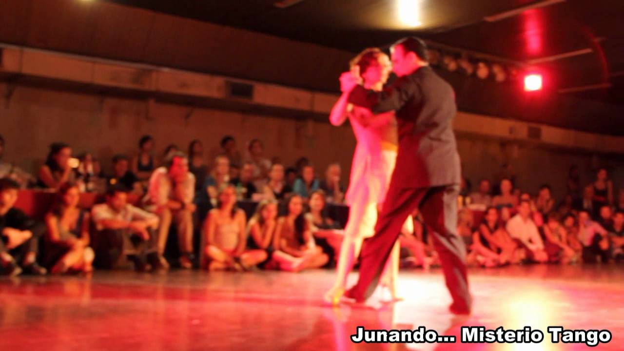 ESTEBAN MORENO Y CLAUDIA CODEGA EN EL MISTERIO (02)