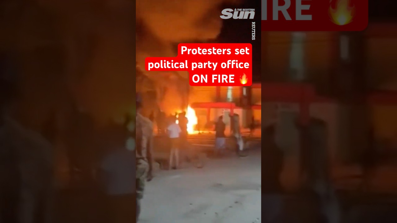 Bildquelle: Protesters in Cuba set communist party office on fire von The Scottish Sun