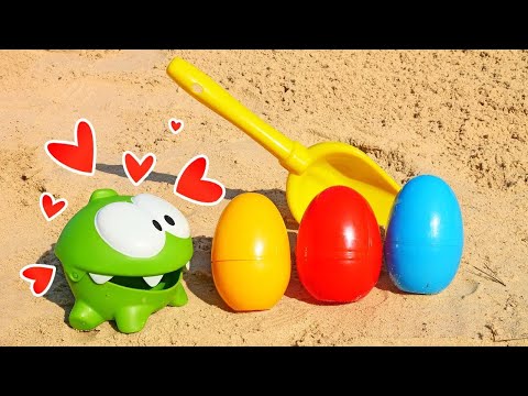 Ам Ням открывает яйца, лепит куличики и другое! 🔴 Игры и развивающее видео про игрушки Om Nom