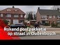 Rokend postpakketje op straat in Oudenbosch