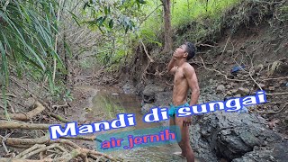 Download lagu Mandi di sungai lagi mandi sungai... mp3