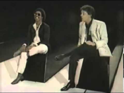 Paul McCartney: "Ebano y Marfil" (con Stevie Wonder). Video-clip, 1982.