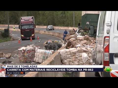 Carreta tomba e espalha recicláveis na PR-862, em Ibiporã