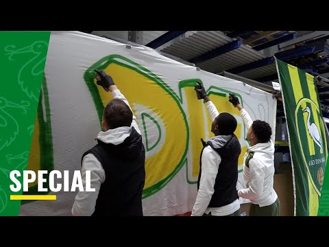 Spelers en supporters maken een ADO Den Haag-spandoek