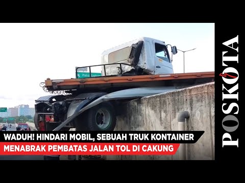 Waduh! Hindari Mobil, Sebuah Truk Kontainer Menabrak Pembatas Jalan Tol di Cakung
