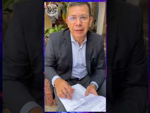 El concejal del CER Monzón, firma papeles en los canteros de la municipalidad de Resistencia