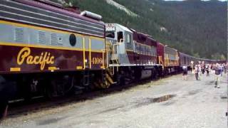 preview picture of video 'Royal Canadian Pacific Train Entering Field B.C.'