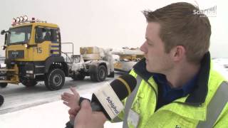 preview picture of video 'Sneeuwploeg Schiphol op volle toeren'