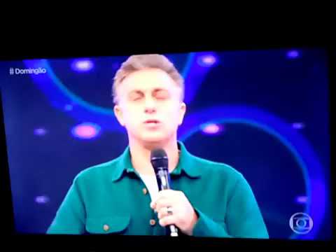 Iza cantando no domingão com Angola