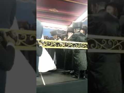 Sassov Rebbe Mesader Kidushin At Lizensk Wedding - 5777
