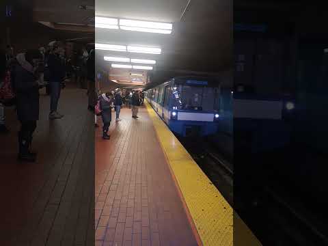 STM Metro Snowdon Montréal coming  17 December 2022 22:25 #stm #montreal