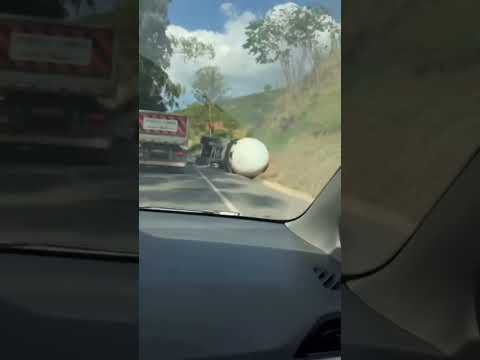 Carreta com GLP tomba na BR-116 em Santa Bárbara do Leste e interdita a pista