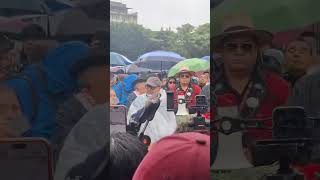 Este es el ambiente en el homenaje póstumo a Foppa en la Plaza de la Constitución.