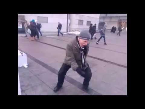 Zabawny dziadek Tańczy w Krakowie