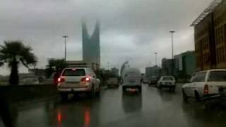 preview picture of video 'Kingdom Tower - Mamlika , under dark clouds, Riyadh - KSA'