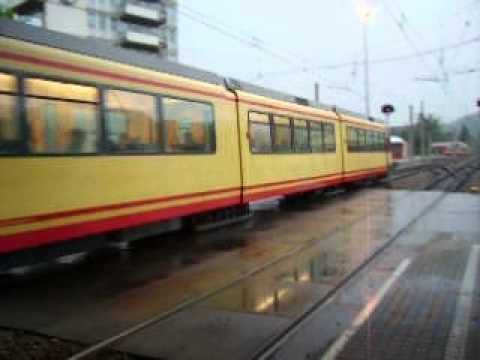 AVG Stadtbahn bei Regen in Ettlingen Stadt