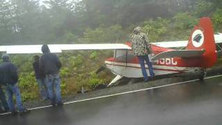 preview picture of video 'Plane Lands on mountain highway'