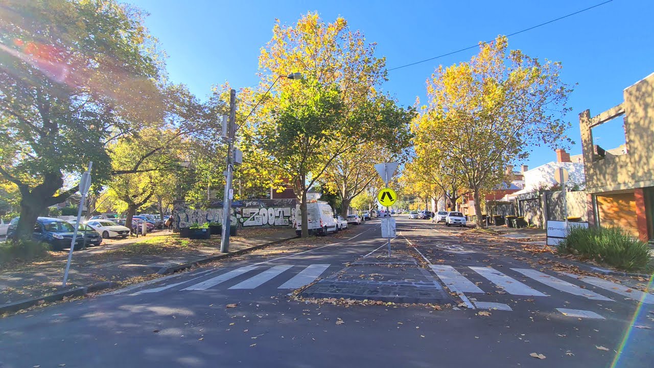 Embark on a walking tour at Edinburgh Gardens.
