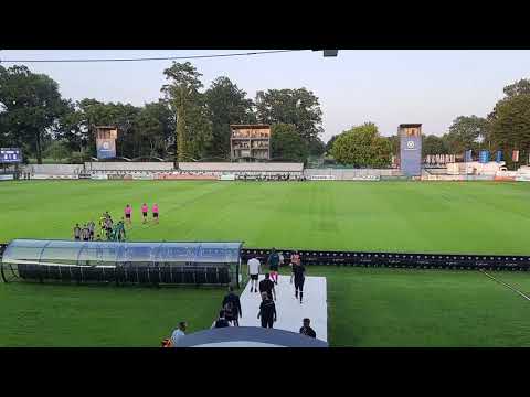 Prihod igralcev Mure in Ludogorca na zelenico mestnega stadiona Fazanerija.