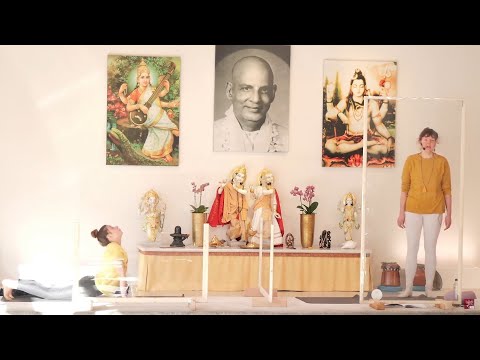 Yogastunde Mittelstufe "Geistig" mit Lisa Marie - Yoga Vidya Ashram Live - 09:15 Uhr 27.02.2022